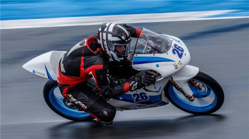 Jan Drewes auf seinem weiß-blauen Motorrad in einer Kurve auf einer Rennstrecke.
