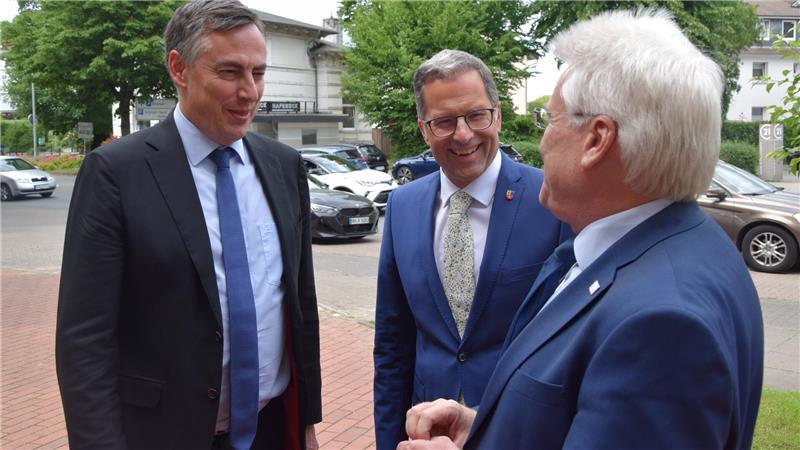 Der Europaabgeordnete David McAllister (von links), Landrat Kai Seefried und Hochschulpräsident Prof. Dr. Ingo Hadrych im Gespräch.