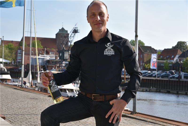 Der Eventmanager Matthias Hüttry aus Groß Sterneberg hat den Likör „Kleiner Rabauke“ erfunden. Jetzt möchte er mit der Mischung aus jamaikanischem Rum, Vanille- und Karamell-Aroma wirtschaftlichen Erfolg einfahren. Dabei setzt der 39-jährige Familienvater auf Authentizität. Weitere Sorten zu entwickeln, kann er sich deshalb nicht vorstellen. Fotos Beneke