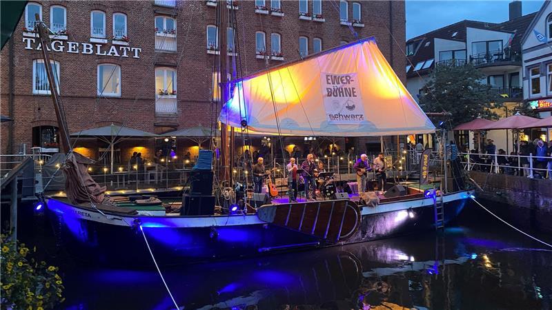 Der Ewer Margareta wird beim Altstadtfest zur schwimmenden Bühne.