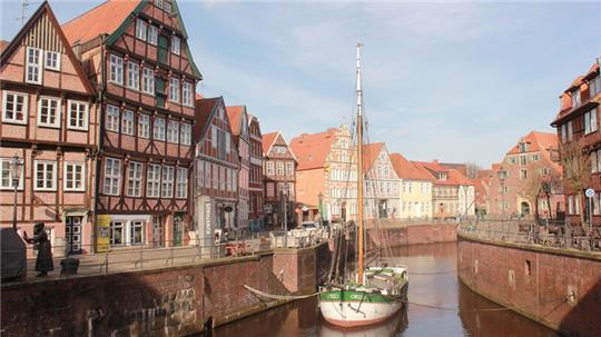 Der Ewer Willi liegt im Stader Hansehafen - bis zum Pfingstwochenende. Dann wird er in die Werft geschleppt.