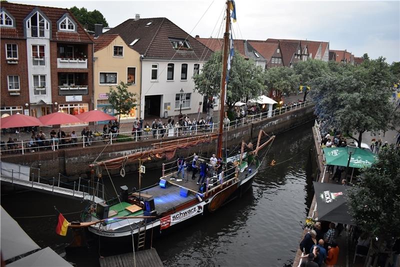 Der Ewer hat sich als Eventschiff schon mehrfach bewährt, zum Beispiel als Extra-Bühne beim Stadtfest. Foto: Weselmann