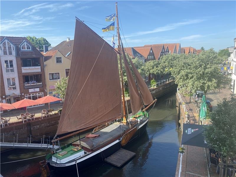 Ewer Margareta in Buxtehude wird zur schwimmenden Bühne Der Ewer in voller Schönheit mit gesetzten Segeln: Zum Jubiläumsjahr zeigt sich der Frachtensegler saniert und herausgeputzt. Foto: Weselmann