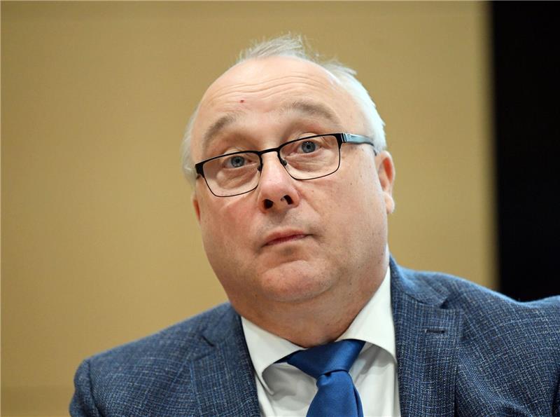 Bundesgerichtshof: AfD-Politiker Maier als Richter nicht mehr tragbar Der Ex-AfD-Bundestagsabgeordnete und Richter Jens Maier wartet im Bundesgerichtshof (BGH) auf den Beginn seiner Verhandlung vor dem Dienstgericht.