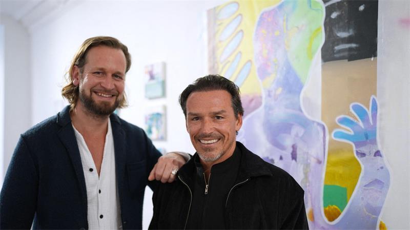Freiheit an der Leinwand: Trochowski zeigt seine Bilder Der Ex-Fußballer und Künstler mit seinem Lehrmeister, Galerist und Freund: Konstantin Bax (l) ermöglicht die erste Ausstellung von Piotr Trochowski.