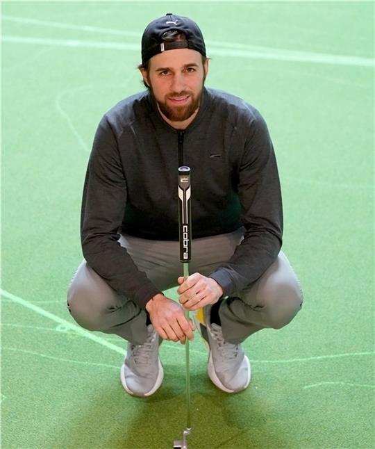 Der Ex-Fußballprofi Martin Harnik auf einem Putting-Grün in einer Indoorgolf-Anlage. Nach Abschluss seiner Laufbahn als Fußballprofi hat der Ex-Stürmer sein Hobby zum Beruf gemacht: als Geschäftsführer der Golfhalle in Glinde. Foto: Marcus 