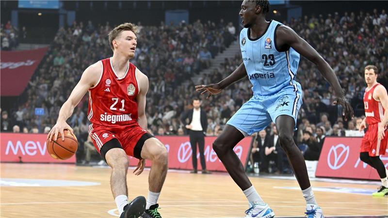 Hamburg schlägt Bayern-Basketballer vor Rekordkulisse Der Ex-Hamburger Justus Hollatz (München, l) gege Kur Kuath.