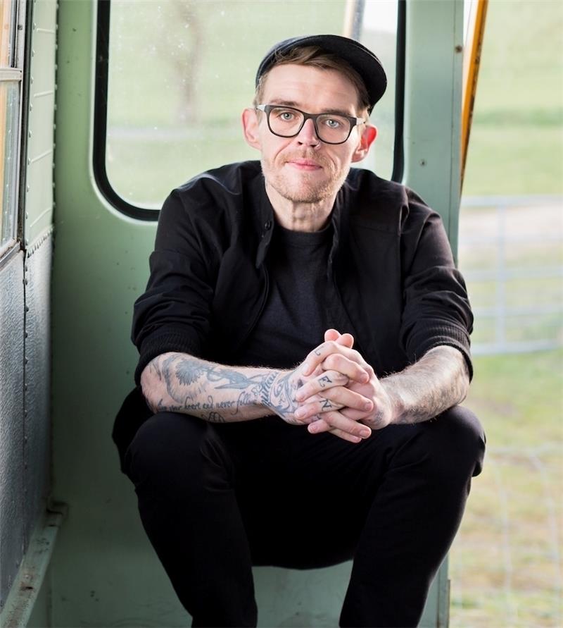 Der Ex-Jupiter Jones Sänger Nicholas Müller hat jetzt bewiesen, dass er auch Bücher schreiben kann.
