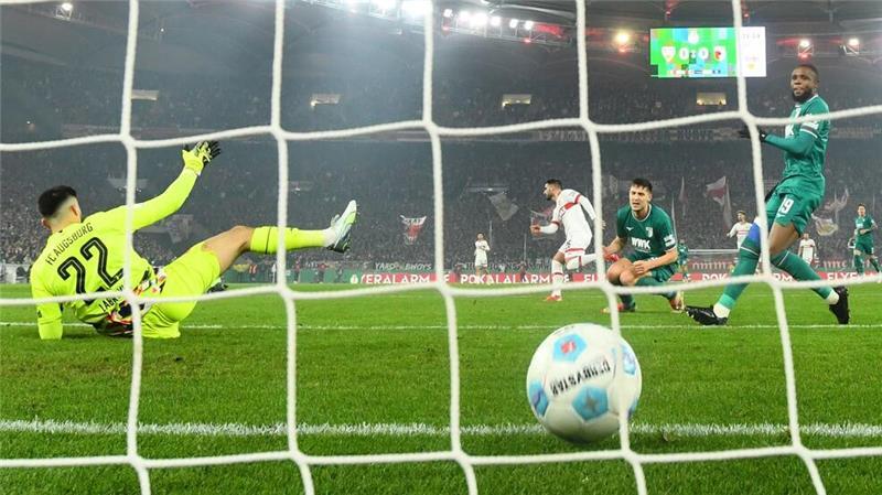 VfB Stuttgart bezwingt Augsburg und steht im Halbfinale Der FC Augsburg kann das 1:0 durch Deniz Undav nicht verhindern.