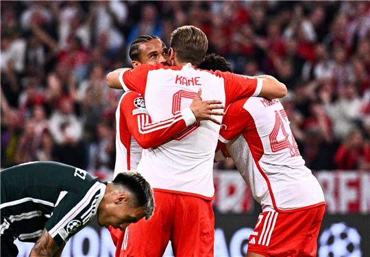 Der FC Bayern München gewinnt zum Auftakt der Champions League 4:3 gegen Manchester United.