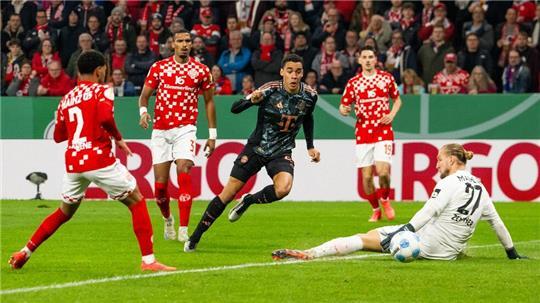 Der FC Bayern München hat mit einem klaren Sieg bei Mainz 05 das Pokal-Achtelfinale erreicht.