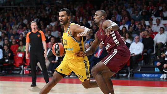 Der FC Bayern München um Ex-NBA-Star Serge Ibaka (r) trifft auf Johannes Thiemann und Alba Berlin.