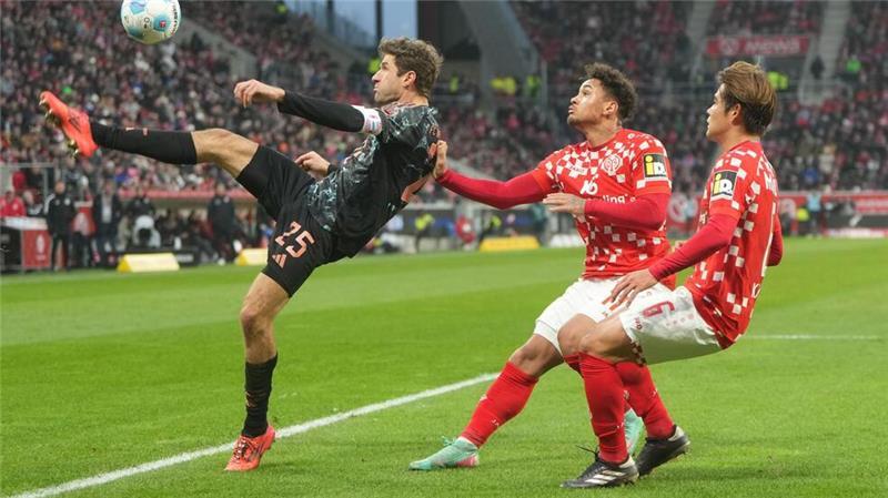 Kompanys Bayern kassieren in Mainz erste Bundesliga-Pleite Der FC Bayern München um Thomas Müller (l) enttäuschte beim FSV Mainz 05 auf ganzer Linie.