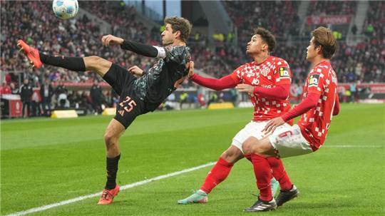 Der FC Bayern München um Thomas Müller (l) enttäuschte beim FSV Mainz 05 auf ganzer Linie.