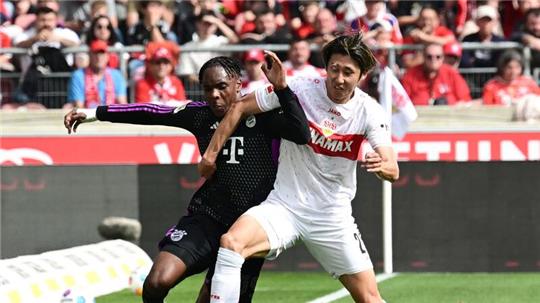Der FC Bayern München verstärkt sich mit dem Stuttgarter Hiroki Ito (r).
