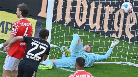 Der FC Bayern hat eine drohende Niederlage in Mainz abgewendet.