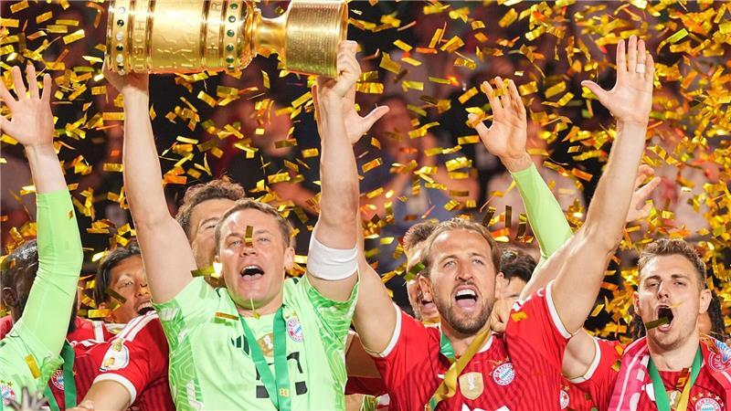 Der FC Bayern hofft mit Kapitän Manuel Neuer (l) und Torjäger Harry Kane (r) auf eine Wiederholung ihres DFB-Pokal-Erfolgs.  