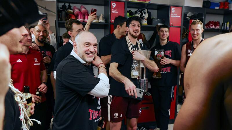 Der FC Bayern ist Pokalsieger 2024: Trainer Pablo Laso (l) hält eine kleine Rede in der Kabine.