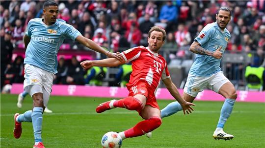 Der FC Bayern mit Torjäger Harry Kane (M) führt die Bundesliga weiter souverän an.