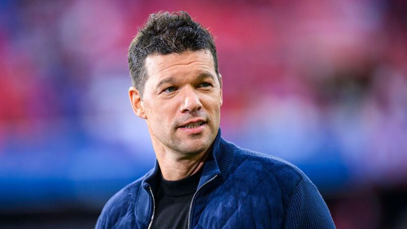 Ballack über Bayern: „Baustelle ist die Mannschaft“ Der FC Bayern müsse eingreifende Veränderungen am Kader vornehmen, findet Michael Ballack.