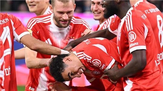 Der FC Bayern um die Torschützen Konrad Laimer und Jamal Musiala (m) bejubelt den nächsten Sieg auf dem Weg zum Titel.