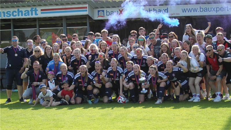 Die Frauen des FC O/O feiern ausgelassen das zweite Double in Folge Der FC O/O feiert zusammen mit dem Anhang den zweiten Pokalsieg in Folge.