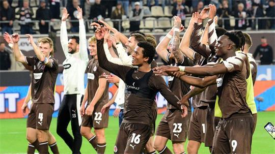 Der FC St. Pauli feiert - und Joel Fujita ist mittendrin.