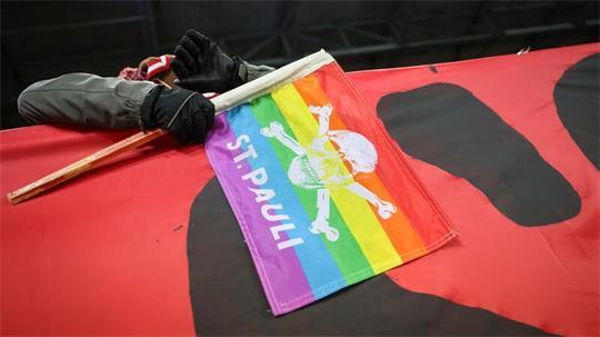 Der FC St. Pauli hat betroffen auf den Anschlag auf den Berliner CSD reagiert. (Archivbild)