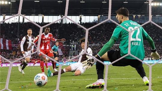 Der FC St. Pauli kassiert gegen Bayern München das vierte von fünf Gegentoren.