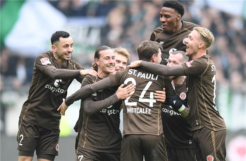 Hürzeler-Premiere und Debatte um VAR: St. Pauli siegt gegen Hannover 96 Der FC St. Pauli konnte nach der Winterpause gleich zweimal jubeln. Foto: Michael Schwartz/dpa