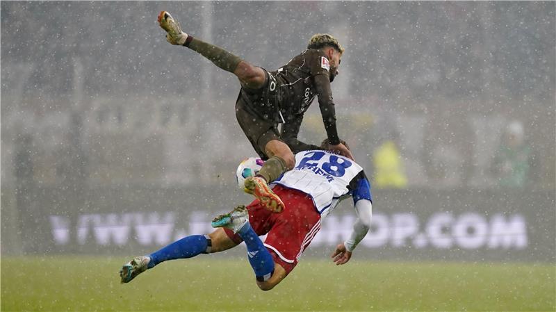 Ein Spieler des FC St. Pauli und einer des Hamburger SV im Luftzweikampf.