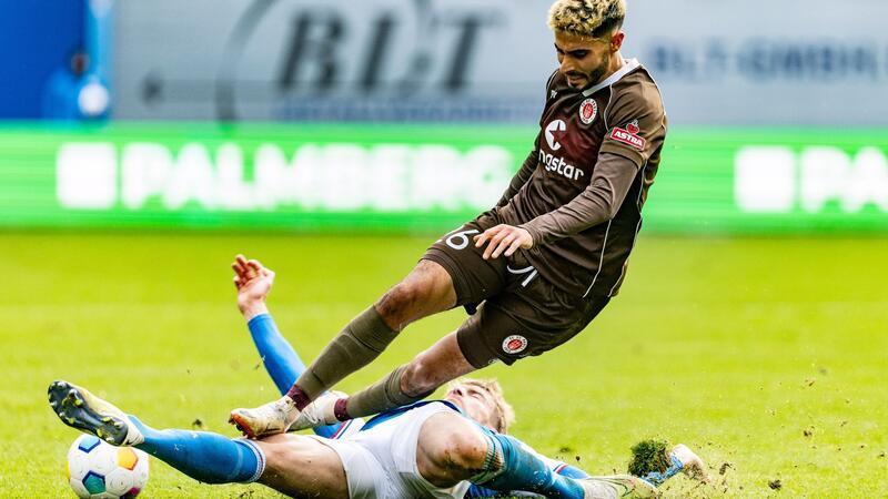 Der FC St. Pauli um Elias Saad (oben) setzte sich souverän bei den Rostocker um Oliver Hüsing durch.