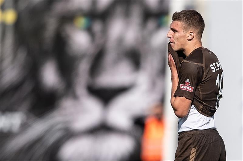 St. Pauli vor Stadtderby gegen HSV schon mit Kampfansage Der FC St. Pauli um Jakov Medic ist seit sieben Spielen sieglos. Foto: dpa-Bildfunk