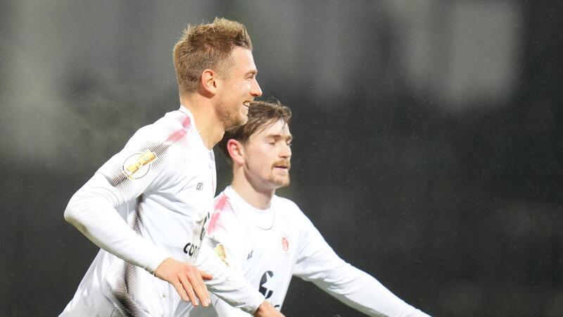 Drei Zweitligisten und Gladbach im Pokal-Viertelfinale Der FC St. Pauli um Torschütze Hauke Wahl (l) setzte sich in Homburg durch.