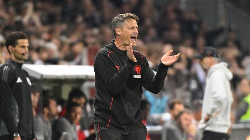 St. Paulis Blessin dämpft Erwartungen vor Partie in Freiburg Der FC St. Pauli um Trainer Alexander Blessin reist zum formstarken SC Freiburg.