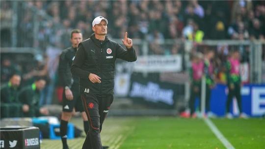 Der FC St. Pauli um Trainer Alexander Blessin steht vor dem Pokalduell bei RB Leipzig.