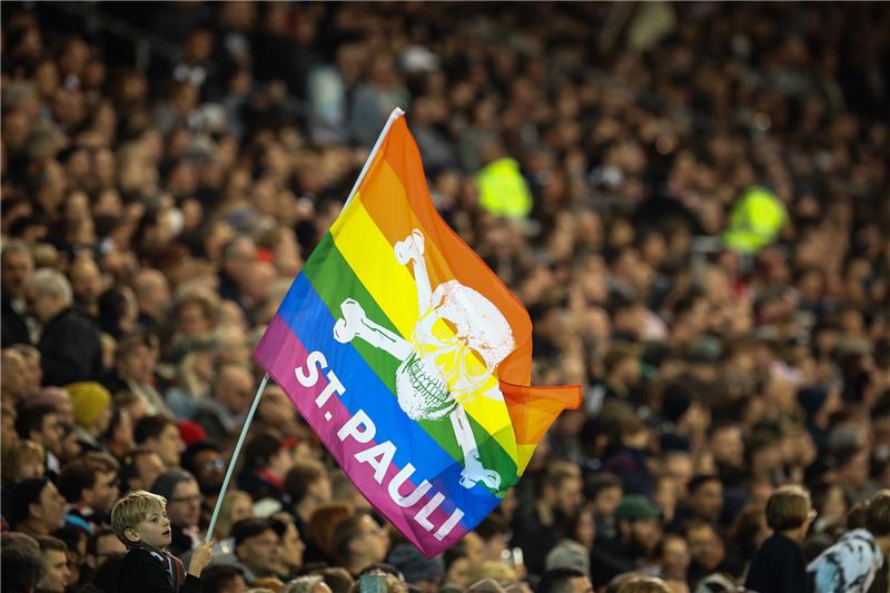 St. Pauli empfängt den „momentan stärksten Gegner der 2. Liga“ Der FC St. Pauli und seine Fans sind bekannt für ihre politische Haltung. Foto: dpa