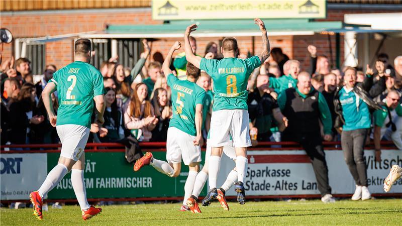 Der FC Wischhafen/Dornbusch feiert einen wichtigen Sieg.