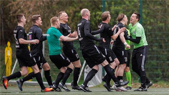 Der FC feiert nach der Entscheidung im Elfmeterschießen seinen Torhüter Sven Seebeck. Christian Stachs (Nr. 4) hatte dieses erst mit seinem späten Ausgleichstreffer erzwungen.