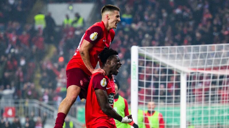 Drei Zweitligisten und Gladbach im Pokal-Viertelfinale Der FCK um Torschütze Ragnar Ache (r) setzte sich gegen Nürnberg durch.