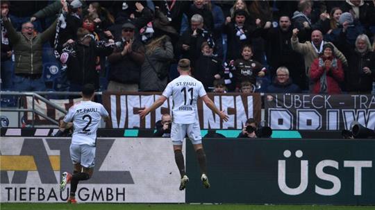 Der FC St. Pauli sicherte sich bei Hannover 96 drei wichtige Punkte im Kampf um den Bundesliga-Aufstieg.