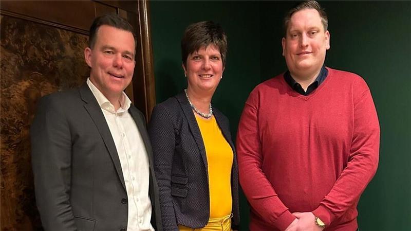 Der FDP-Bezirksvorsitzende und jetzige Bundestagsabgeordnete Gero Hocker, die Kreisvorsitzende aus Stade Hilke Ehlers und der neue Direktkandidat für den Wahlkreis Jan Koepke.