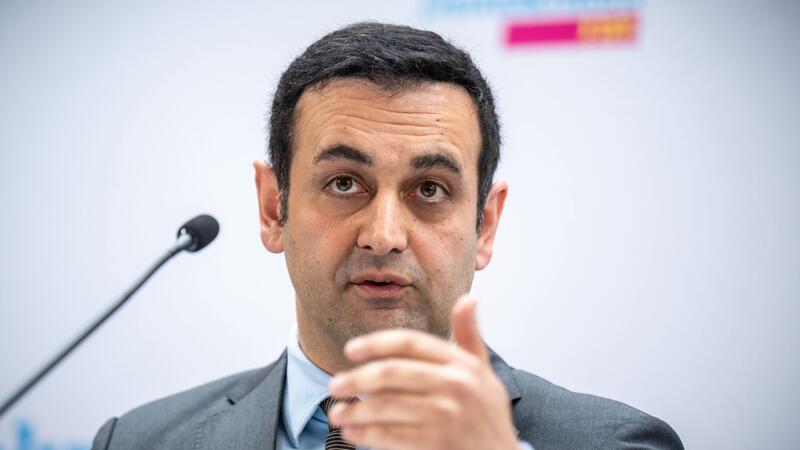 Djir-Sarai: Grüne sollen Abschiebeoffensive nicht blockieren Der FDP-Generalsekretär glaubt, dass die Grünen bei Abschiebungen auf der Bremse stehen. (Archivbild)