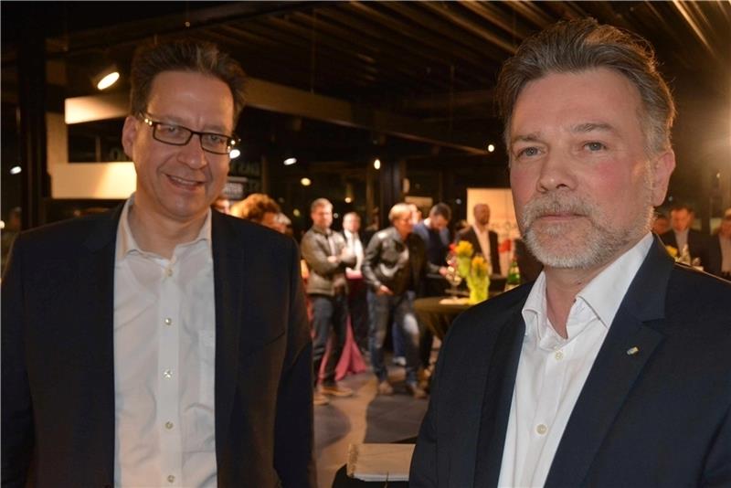 Der FDP-Landesvorsitzende Stefan Birkner (links) und sein Gastgeber André Grote gestern Abend im Autohaus Stadac in Buxtehude. Foto Stephan