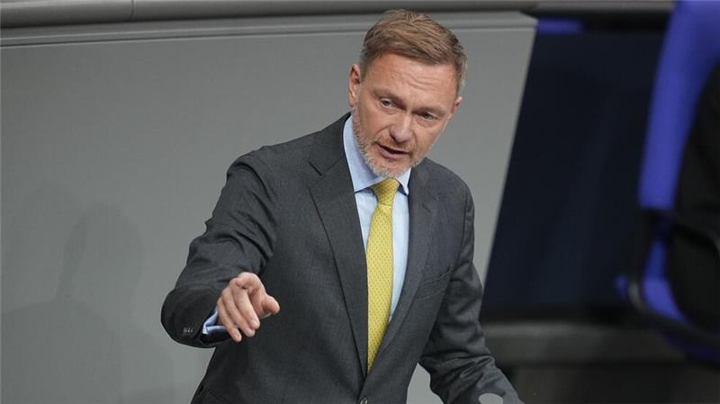 Der FDP-Vorsitzende Christian Lindner erklärt, weshalb seine Fraktion den Antrag zu den Zurückweisungen unterstützt. Er nutzt die Debatte auch für eine Abgrenzung zu den früheren Ampel-Koalitionspartnern SPD und Grüne.