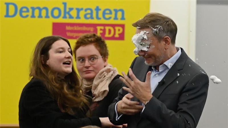 Schaumwurf auf Christian Lindner beschäftigt sogar den Staatsschutz Der FDP-Vorsitzende Christian Lindner wurde mit Schaum beworfen.