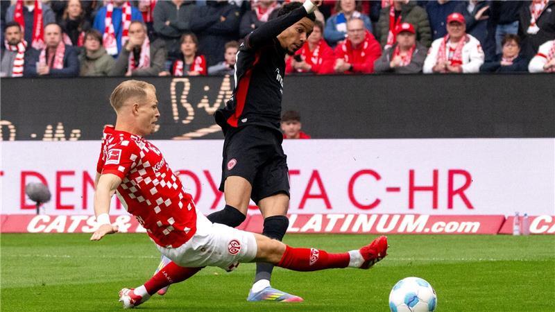 Mainz und Frankfurt lassen Punkte im Rennen um Europa liegen Der FSV Mainz 05 um Andreas Hanche-Olsen (l) und Eintracht Frankfurt um Hugo Ekitiké (r) lieferten sich ein hitziges Derby