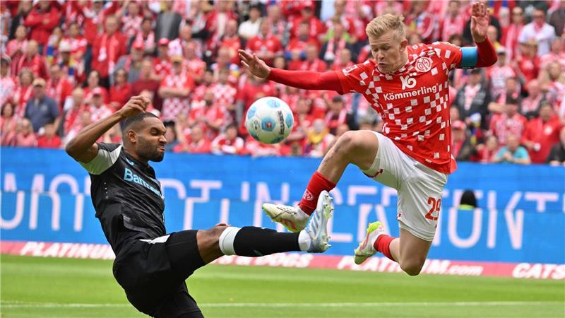 Der FSV Mainz 05 um Jonathan Burkardt (r) zeigte gegen Bayer Leverkusen um Jonathan Tah (l) eine bärenstarke erste Hälfte.