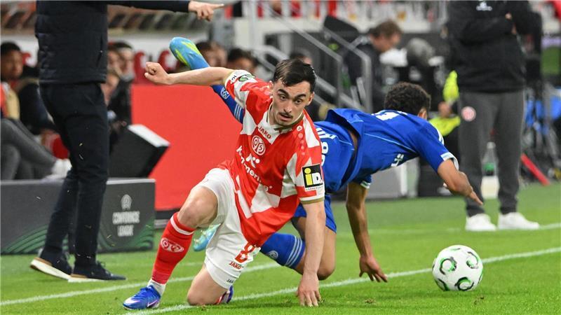 Magische Mainzer nach zwei Toren vor Halbfinal-Einzug Der FSV Mainz 05 um Paul Nebel (l) spielte eine furiose erste Hälfte.