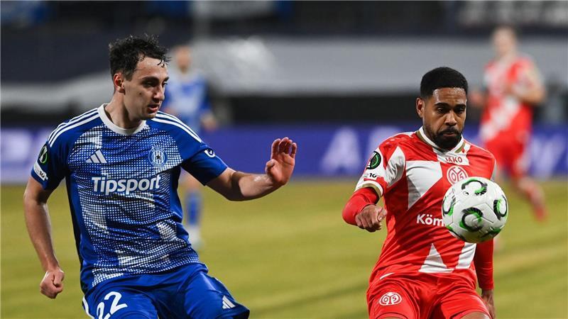 Der FSV Mainz 05 um Phillipp Mwene (r) tat sich in Olmütz schwer.